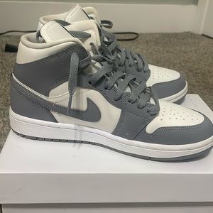 Jordan 1 mid: sail/stealth/white